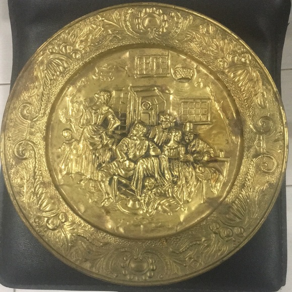 Antique English Brass Hammered Embossed Wall Decorative Plate Victorian BarScene - Picture 4 of 12